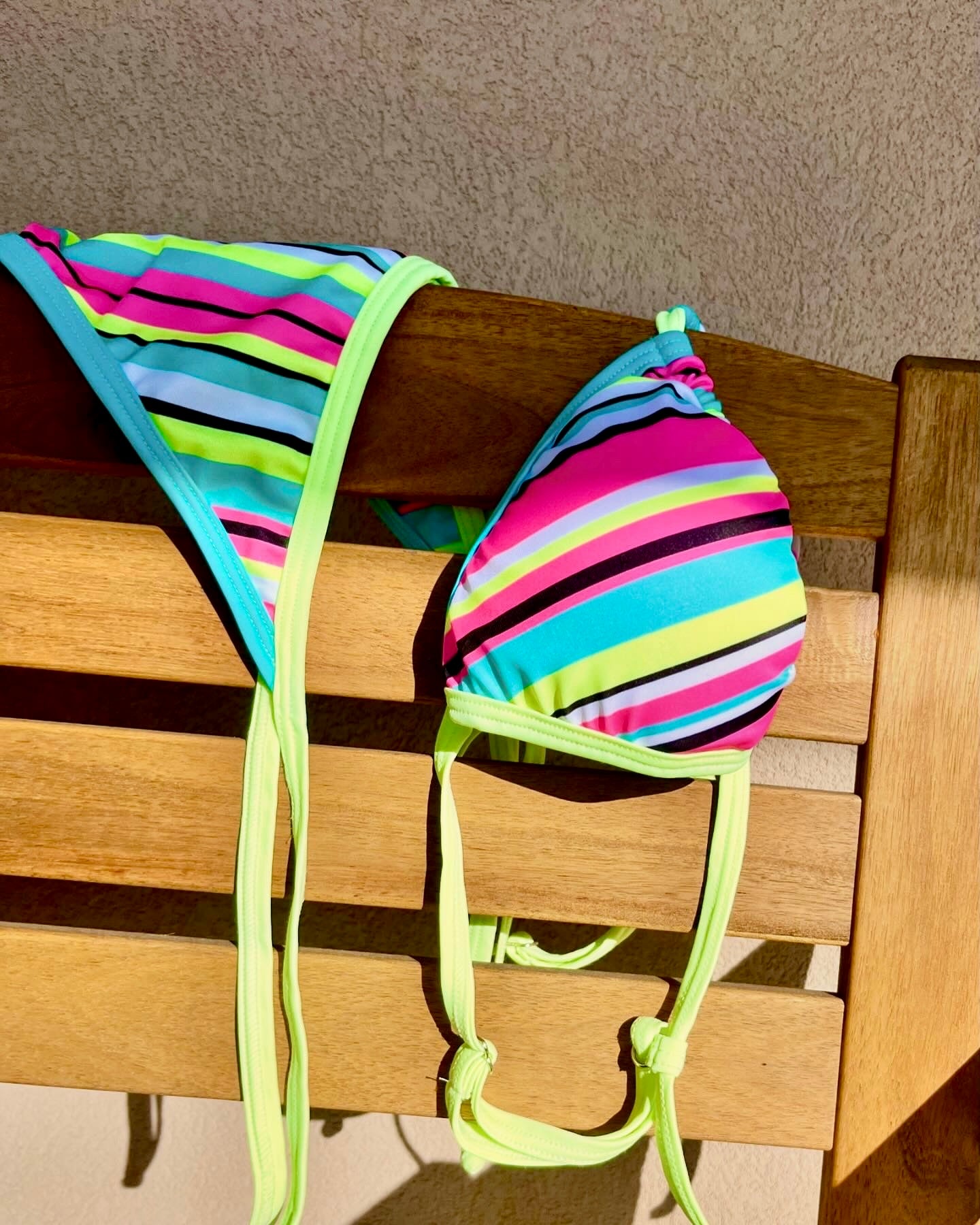 Top de Bikini de Lycra estampada. Top de triangulo corredero con copas extraíbles, breteles regulables y anudado en la espalda.