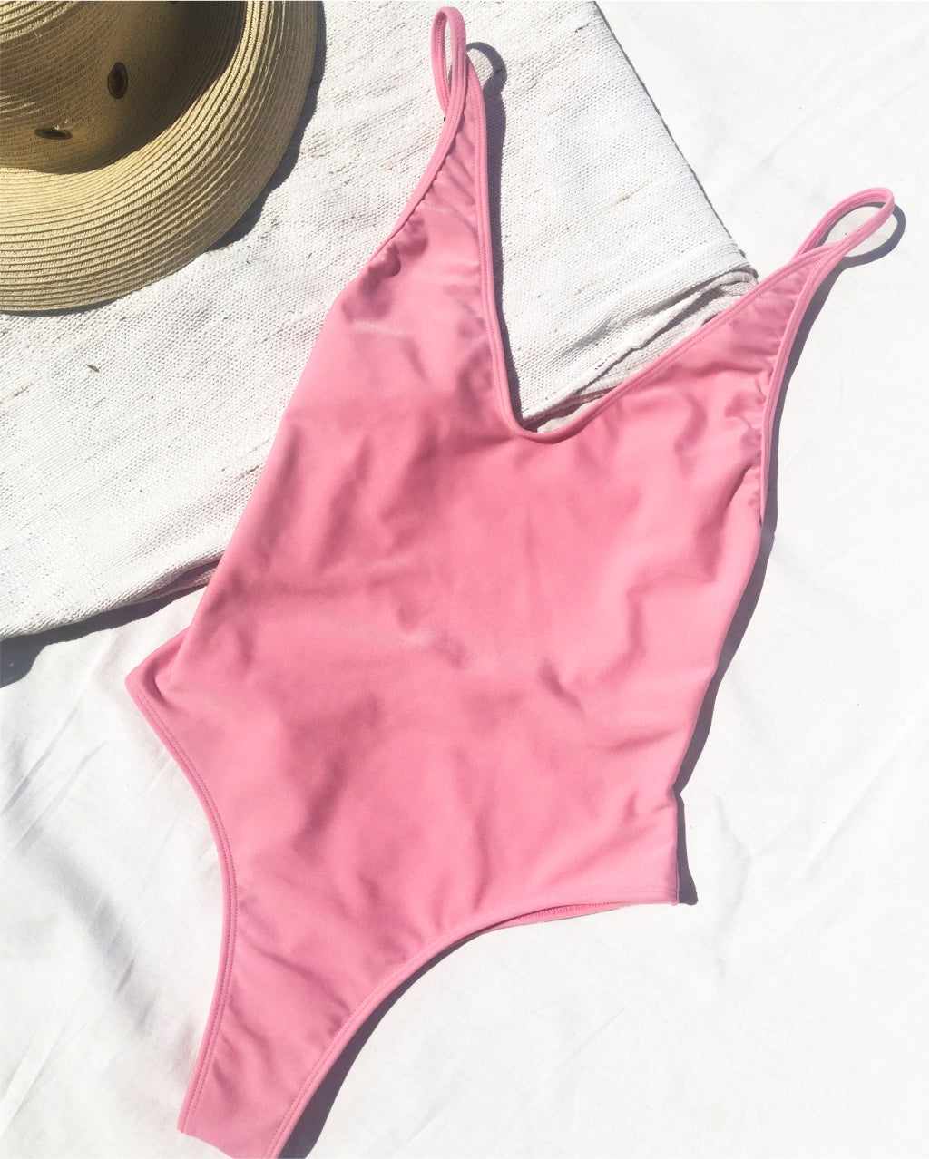 Bañador de Lycra lisa con tirantes regulables en color rosa.