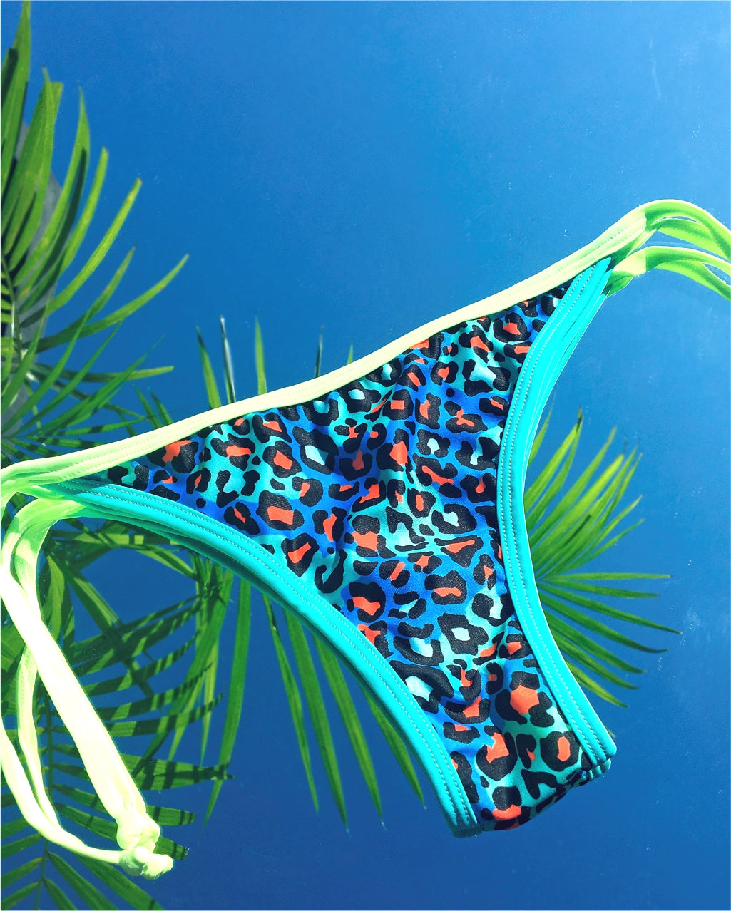 Braguita de bikini de Lycra estampada. Corte brasileño y tiro medio con lazos ajustables en los laterales, para que puedas adaptarla a tu mayor comodidad.