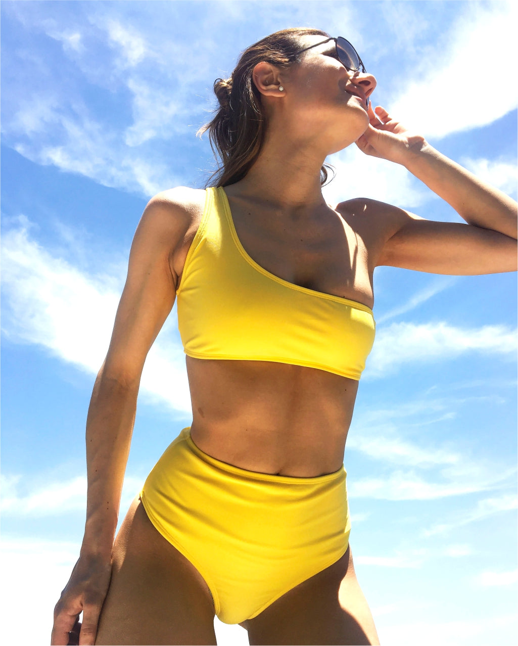 Top de bikini de un hombro, Lycra liso en color amarillo.